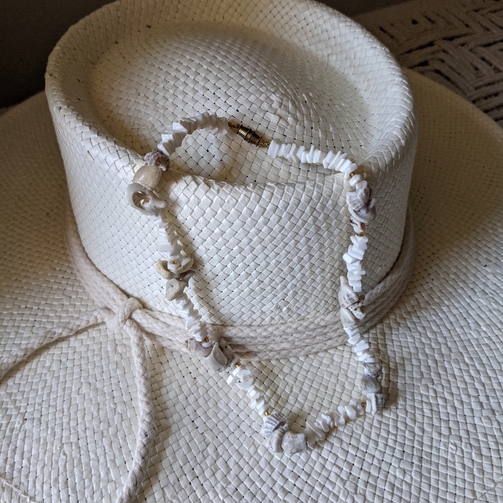 🌞🌞White shell necklace 16" . Casual beachy style.